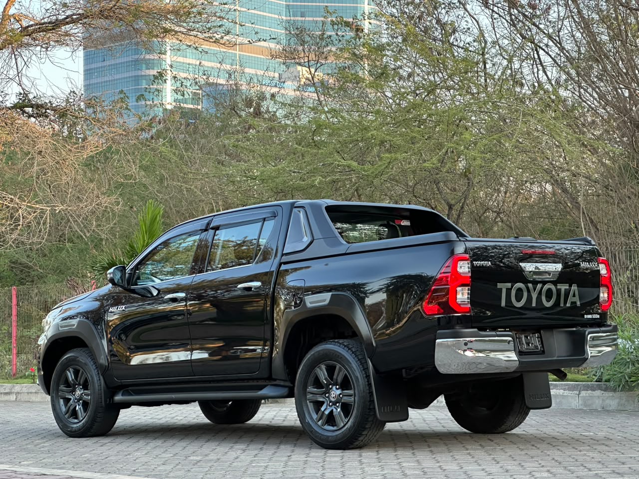 TOYOTA HILUX DOUBLE CABIN thumbnail 3